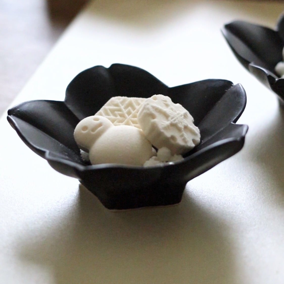 臼杵焼 稜花さくら豆皿 黒釉 | Floraison Table フロレゾンテーブル