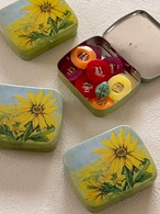 スイス Vintage 黄色いお花の小さなティン缶 デッドストック 撮影小物 インテリア小物 ヴィンテージ