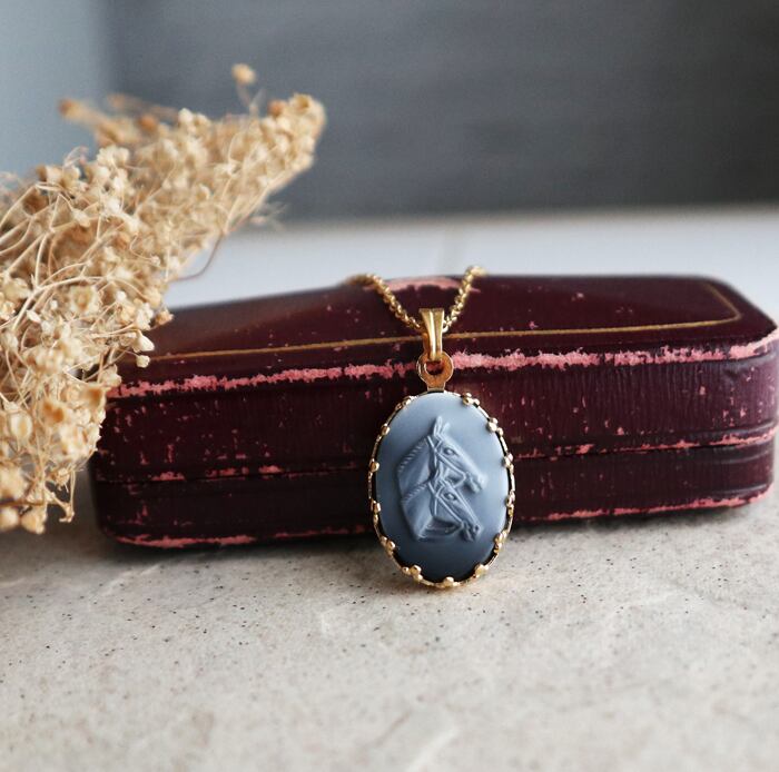 西ドイツヴィンテージ！馬のオーバルネックレス　1940年代　ブルーグレーカラー　金アレ対応