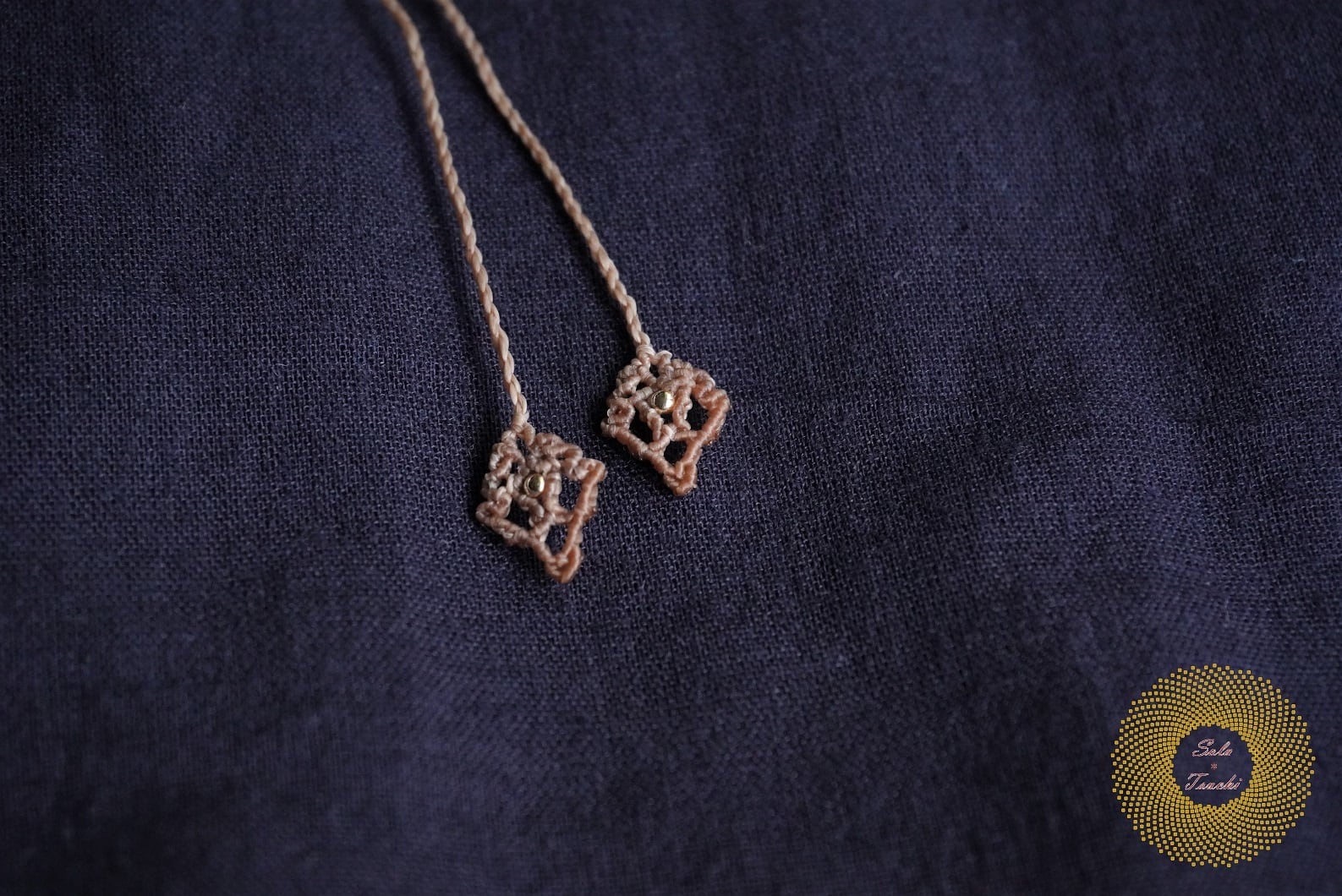 ガーネットとオパールのマクラメネックレス ワックスコード）カンテラオパールとガーネットのマクラメ編み