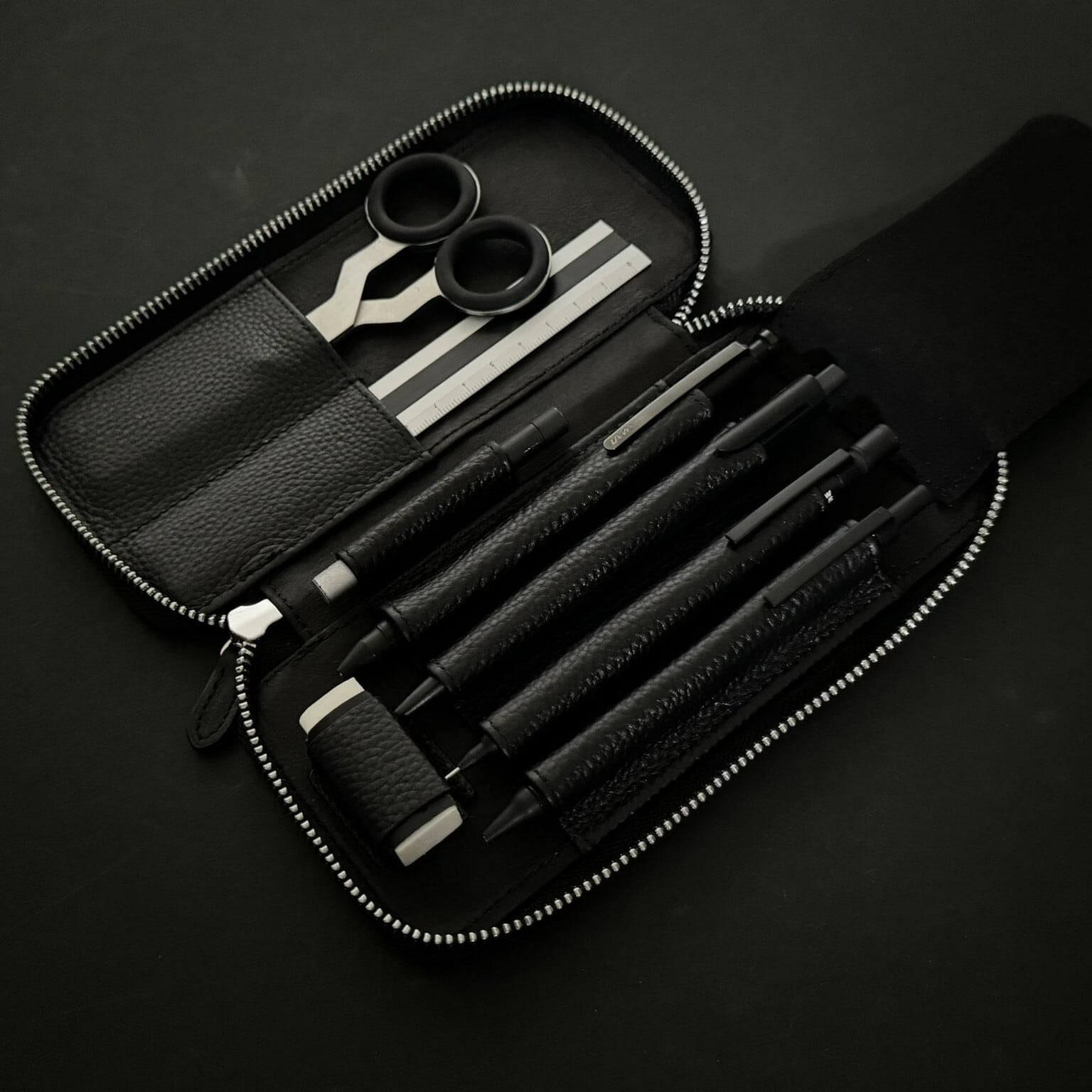 ラウンドジップペンケース エッセンシャル MAYA | Luddite ラダイト