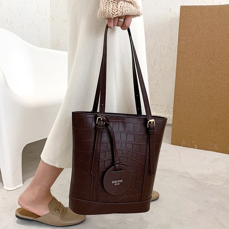 レトロ大容量レディースバッグ2020新しい流行のファッションオールマッチシングルショルダーハンドバッグネットレッド雰囲気バケットバッグ Tiancai_Wing_Bag75330528527