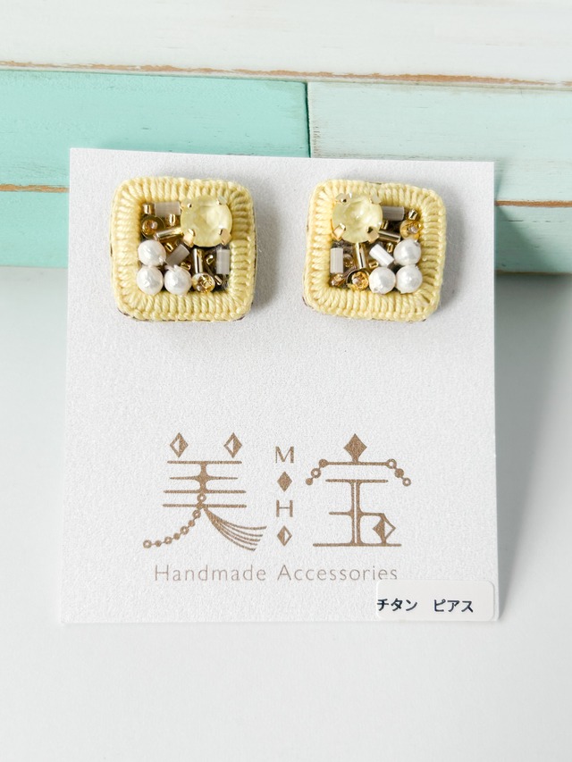 【新色】初回販売２個　レモンイエロー　ビーズ刺繍のスクエアピアス　チタン