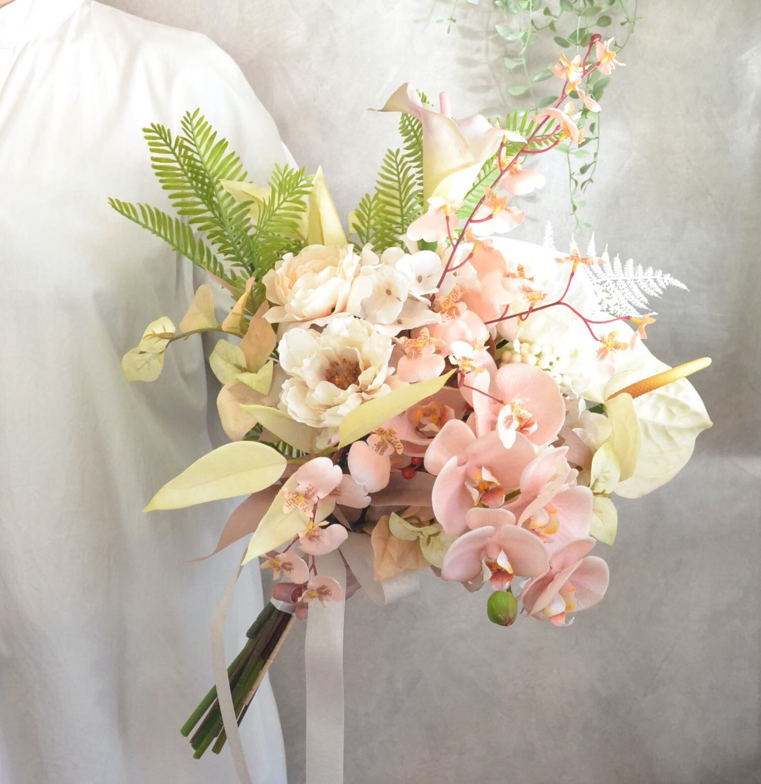 カラーとアンスリウム&胡蝶蘭のクラッチブーケ/送料無料サービス商品