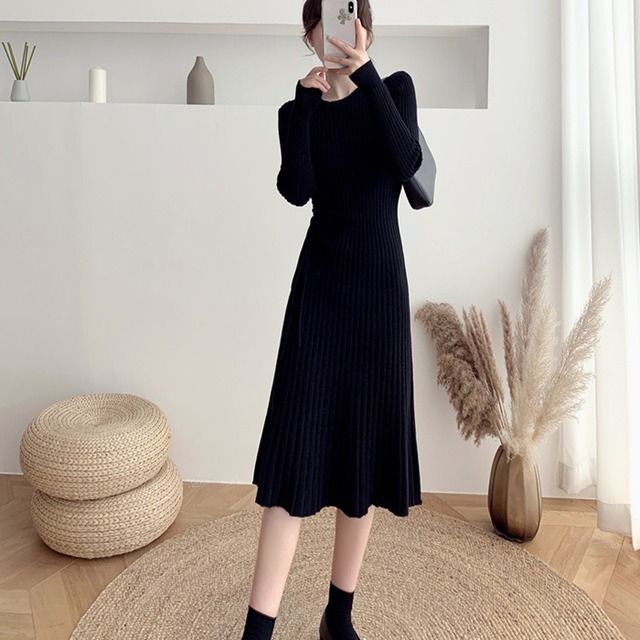 秋 冬 ニット ワンピース レディース ひざ下 ミディ丈 長袖 クルーネック 丸首 襟なし スリム タイト 細身 Aライン 伸縮性 ブラック アプリコット 無地 S M L XL LL 1枚で決まる 普段使い 日常使い 楽ちん 美脚 脚長 細見え 若見え 高見え 格上げ スタイルアップ モテ ベーシック シンプル ナチュラル カジュアル ラフ おしゃれ こなれ感 抜け感 存在感 主役級 女っぽ 上品 大人可愛い 上質 セレブ  好感度 高級感 30代 40代 デート お出かけ インスタ映え SNS 映え