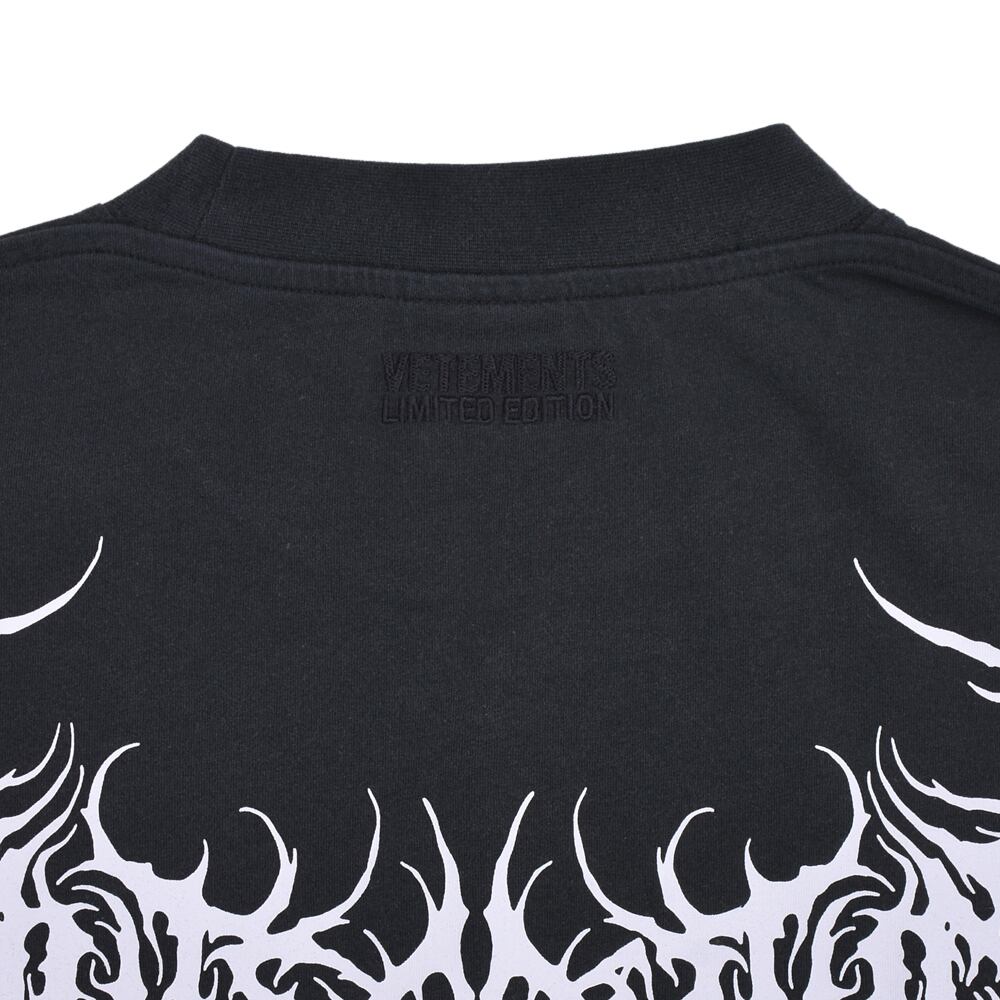 VETEMENTS ロングスリーブ グラフィックTシャツ DEATH L VETEMENTS】DEATH METAL LONGSLEEVE | AYIN