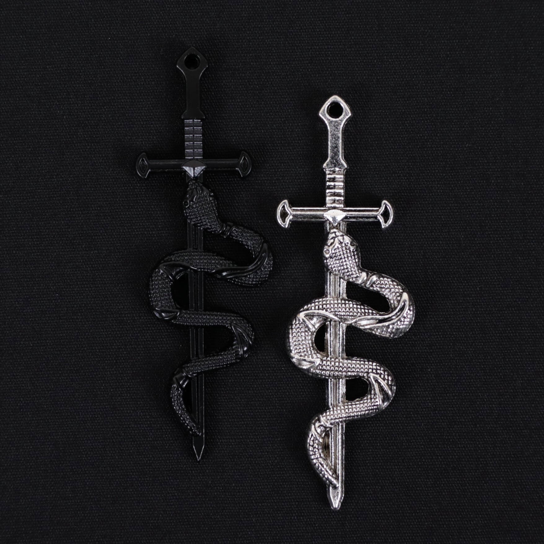 剣と蛇 パーツ 金属 02000071 ハンドメイド 装飾 飾り | リボンと