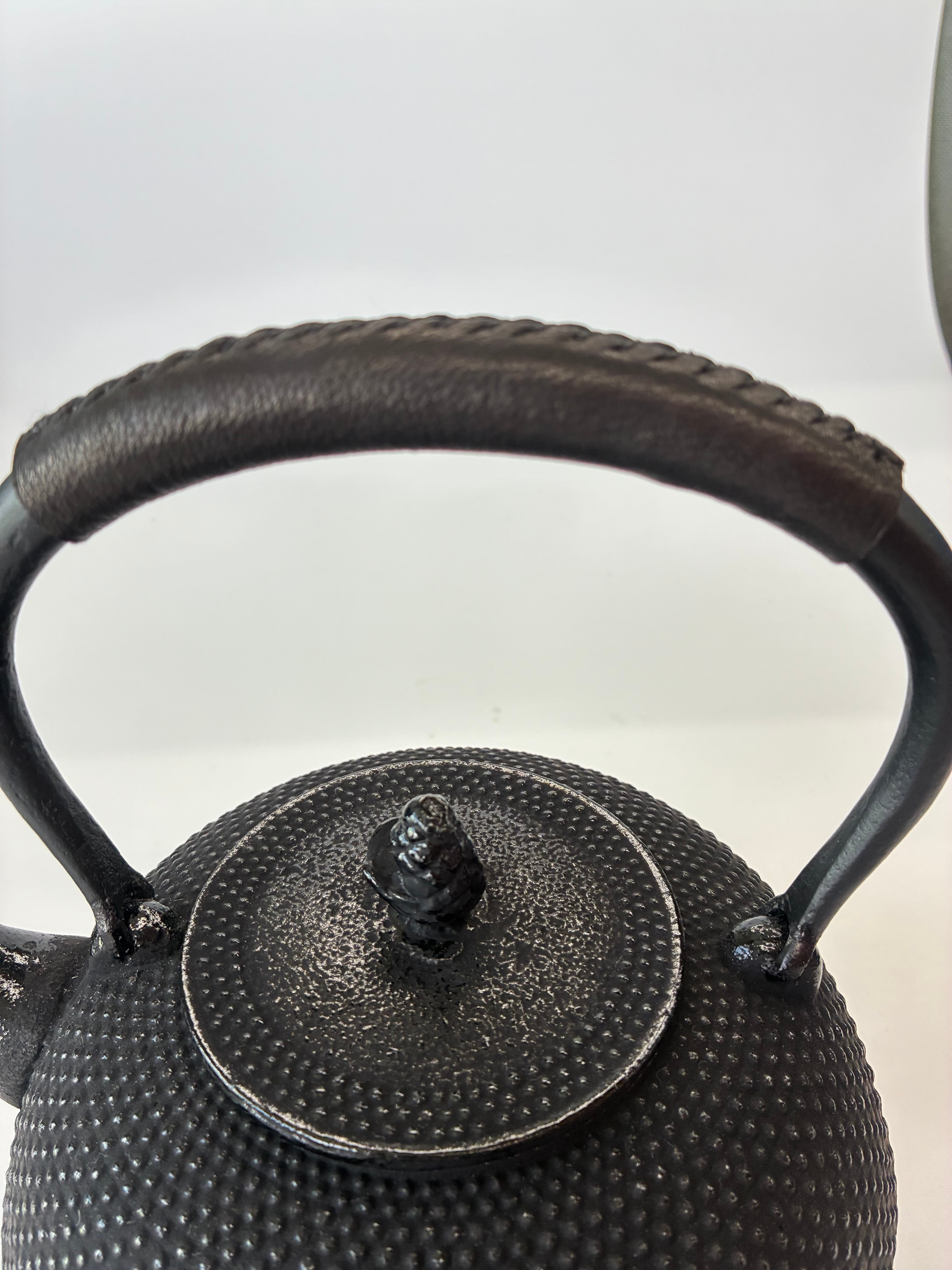 鉄瓶 黒色 丸型 取っ手付き 鉄製丸型 鉄瓶 取っ手付き 南部鉄器丸型鉄瓶 1.2ℓ容量 IH対応