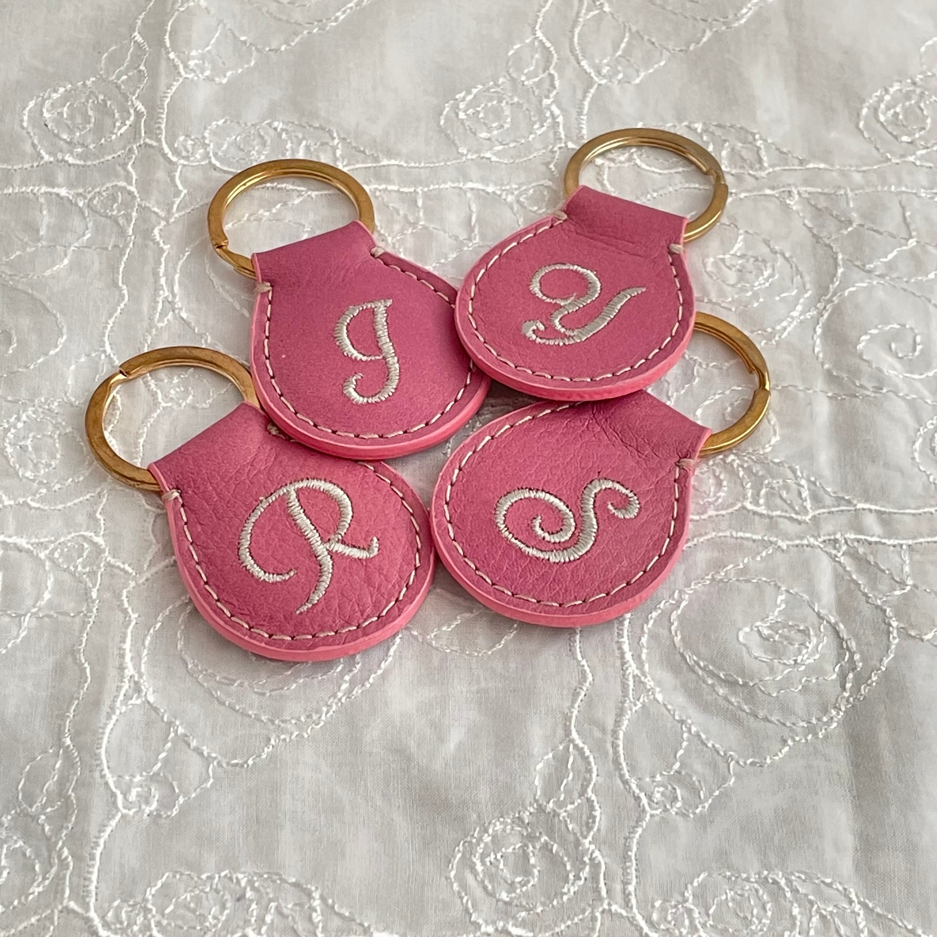 チェリーピンク【本革×刺繍】イニシャルキーホルダー＊ギフトにも