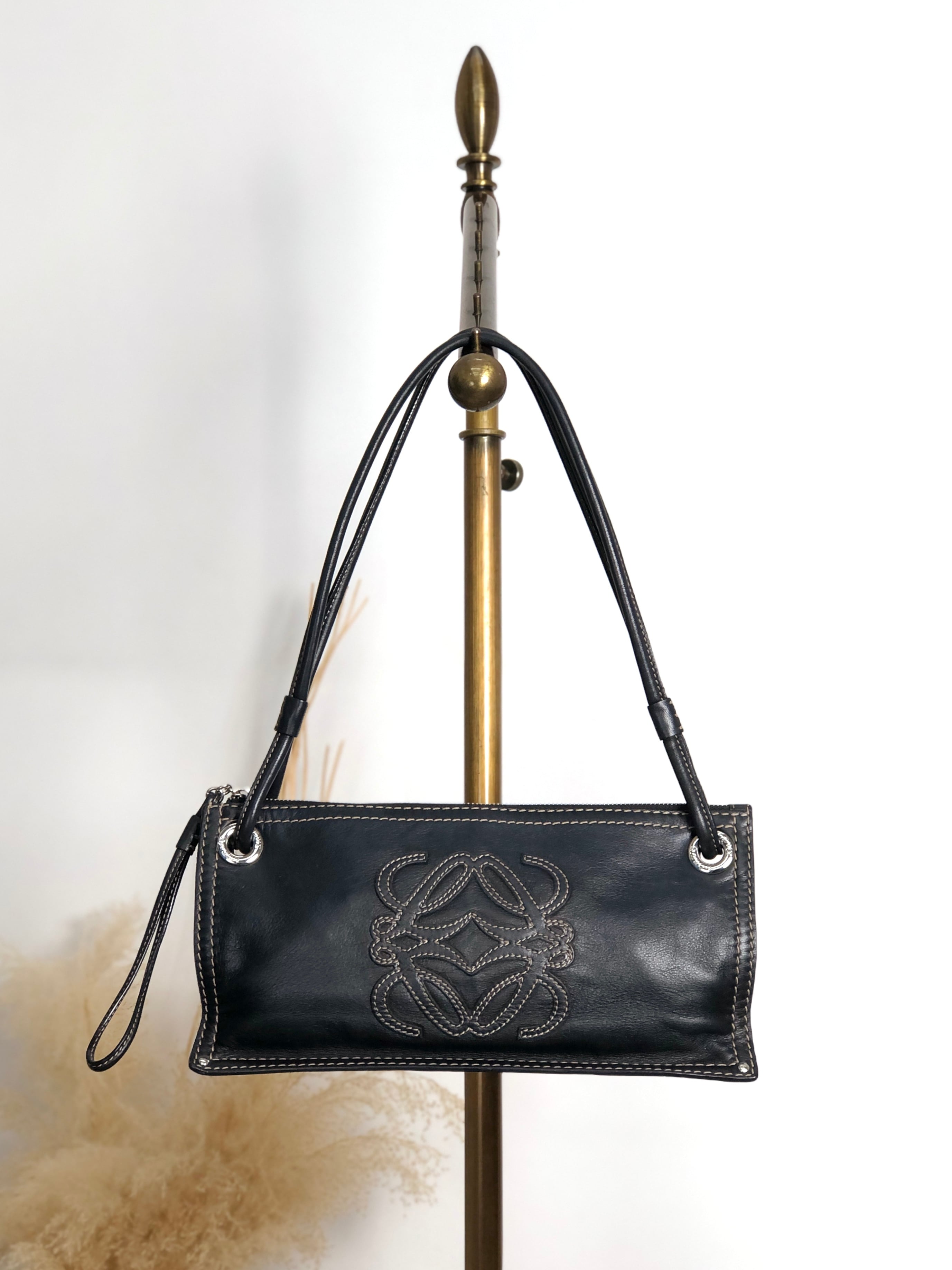 LOEWE ロエベ ショルダーバッグ ブラック アナグラム ステッチ レザー
