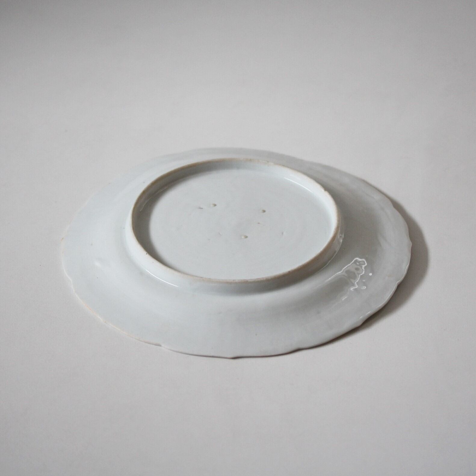 アンティーク 古九谷白磁の陽刻文字模様の輪花皿 d22.1cm Antique