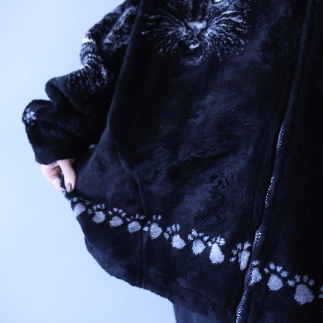 "90's BLACK MOUNTAIN" dark cat pattern over silhouette fleece jacket