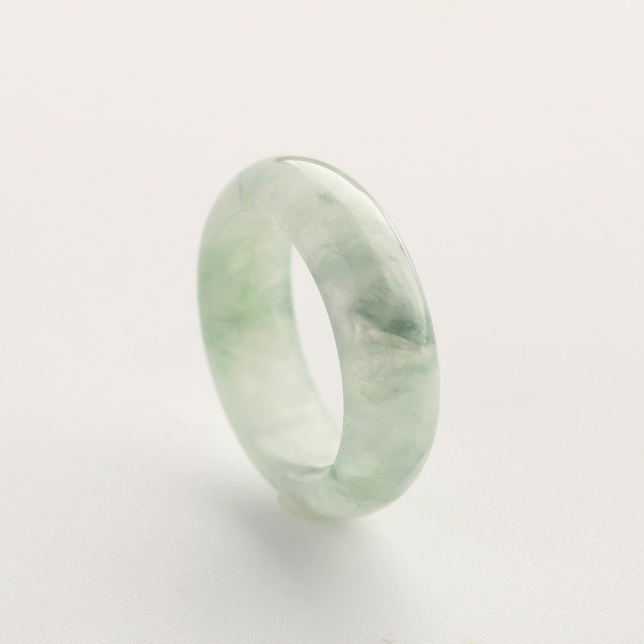 【16.5号】トゥルンとした白氷翡翠 薄緑 くり抜き甲丸リング A貨翡翠 jd_rg1486