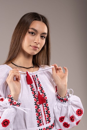 ウクライナ刺繍ヴィシヴァンカ・クラシック　コロミヤ　手刺繍　麻　レディース・フリーサイズ