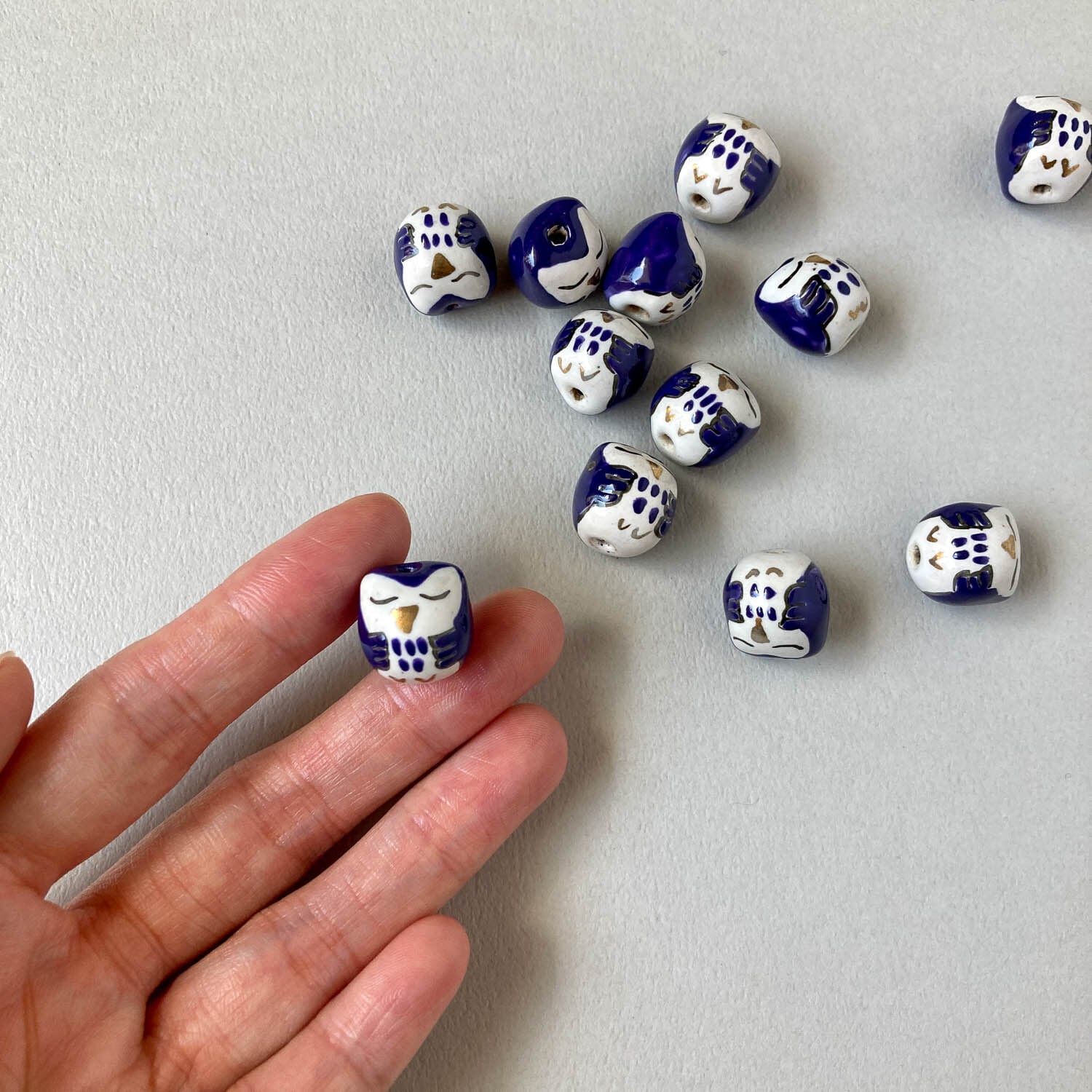 おやすみフクロウの陶器ビーズ（10mm） | Dua-アクセサリーパーツショップ