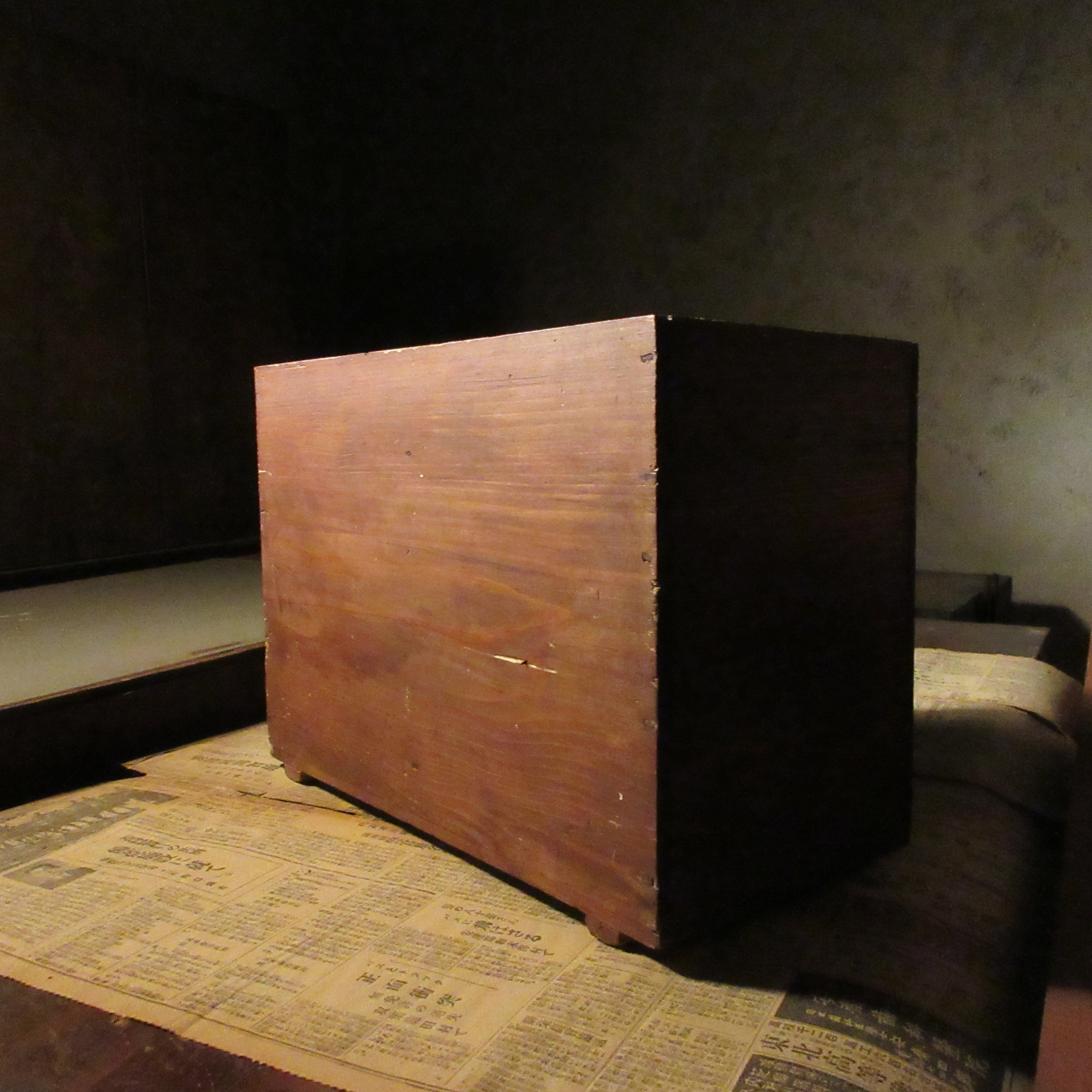 黒ペイント キューブ型木箱① 展示台 スツール 椅子 オブジェ 古道具