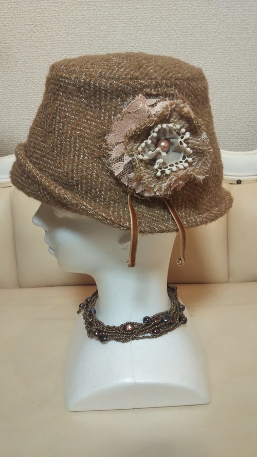 ベージュのヘリンボーンツイードの花のクロッシェ ハンドメイド