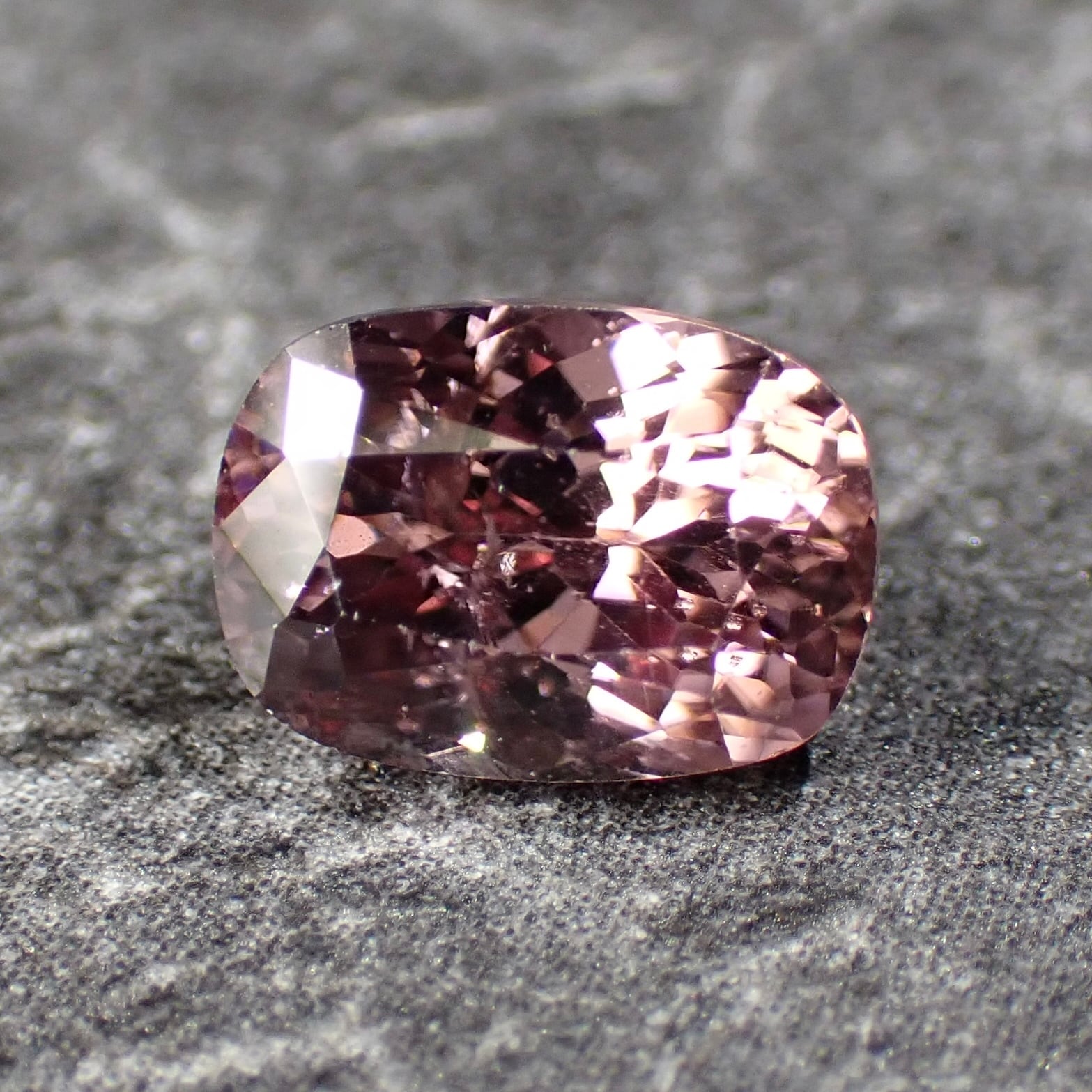 値下げ　レア　AAAグレード　ピンクリチウムクォーツ　大きめ　タワー　ポイント Red/Pink Zircon 8.3×5.9mm 2.45ct Cambodia | One Loose