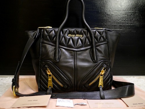 美品★miumiu ミュウミュウ NAPPA BIKER ナッパバイカー 2way クロスボディ ナッパレザー トート バッグ 黒x金★ 大人気のバイカーライン♪