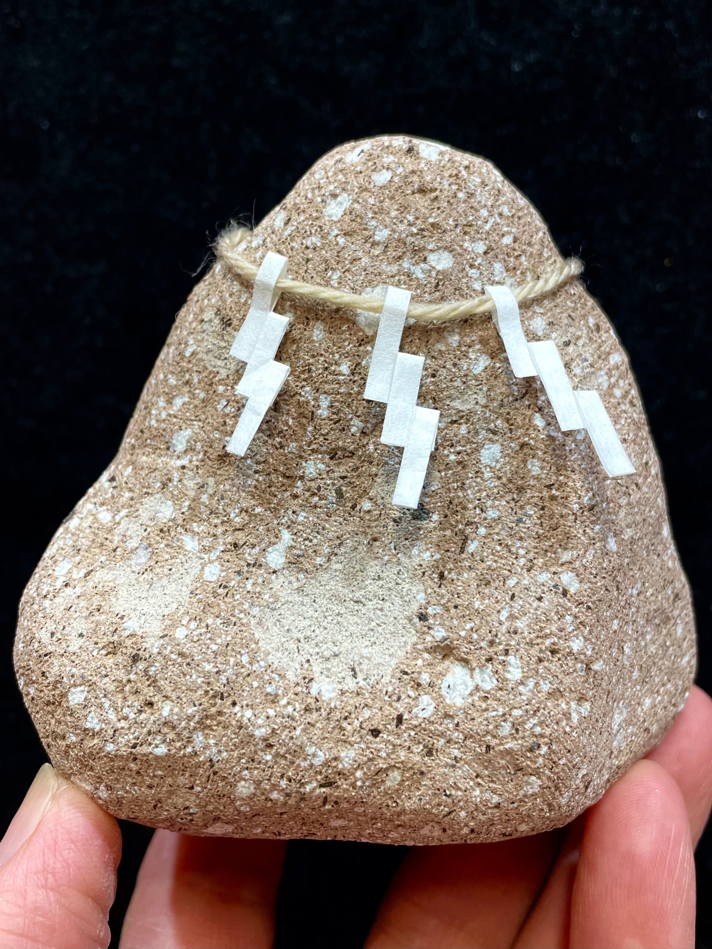 1) 霊石「ニニギ石」〆縄付き