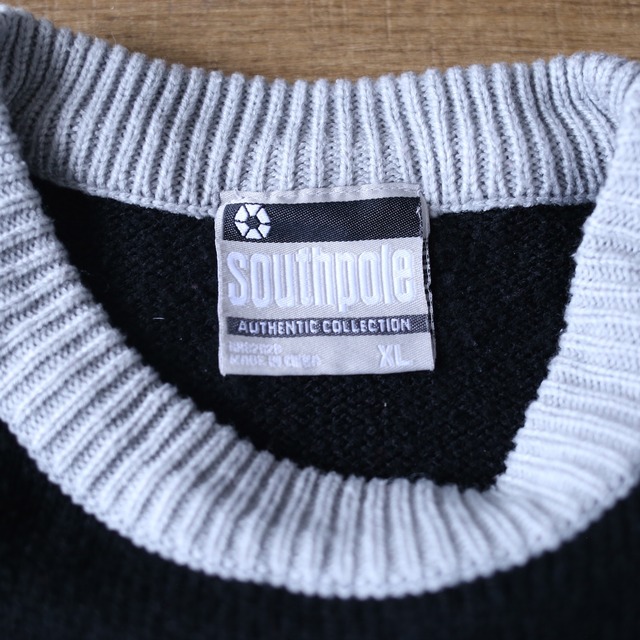 "SOUTH POLE" monotone coloring border pattern over silhouette knit