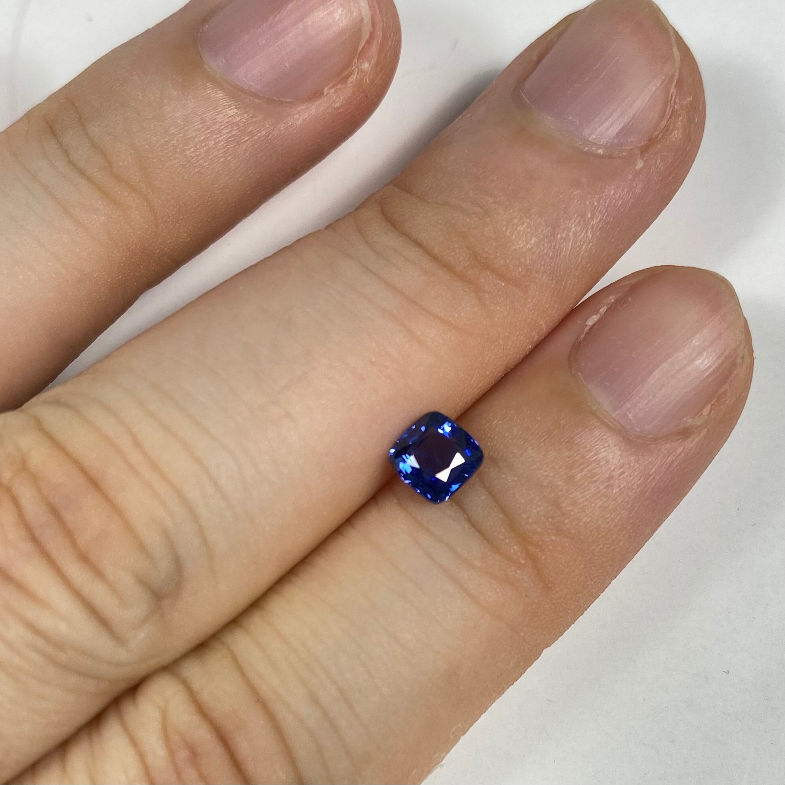 濃く鮮やかなブルーサファイア