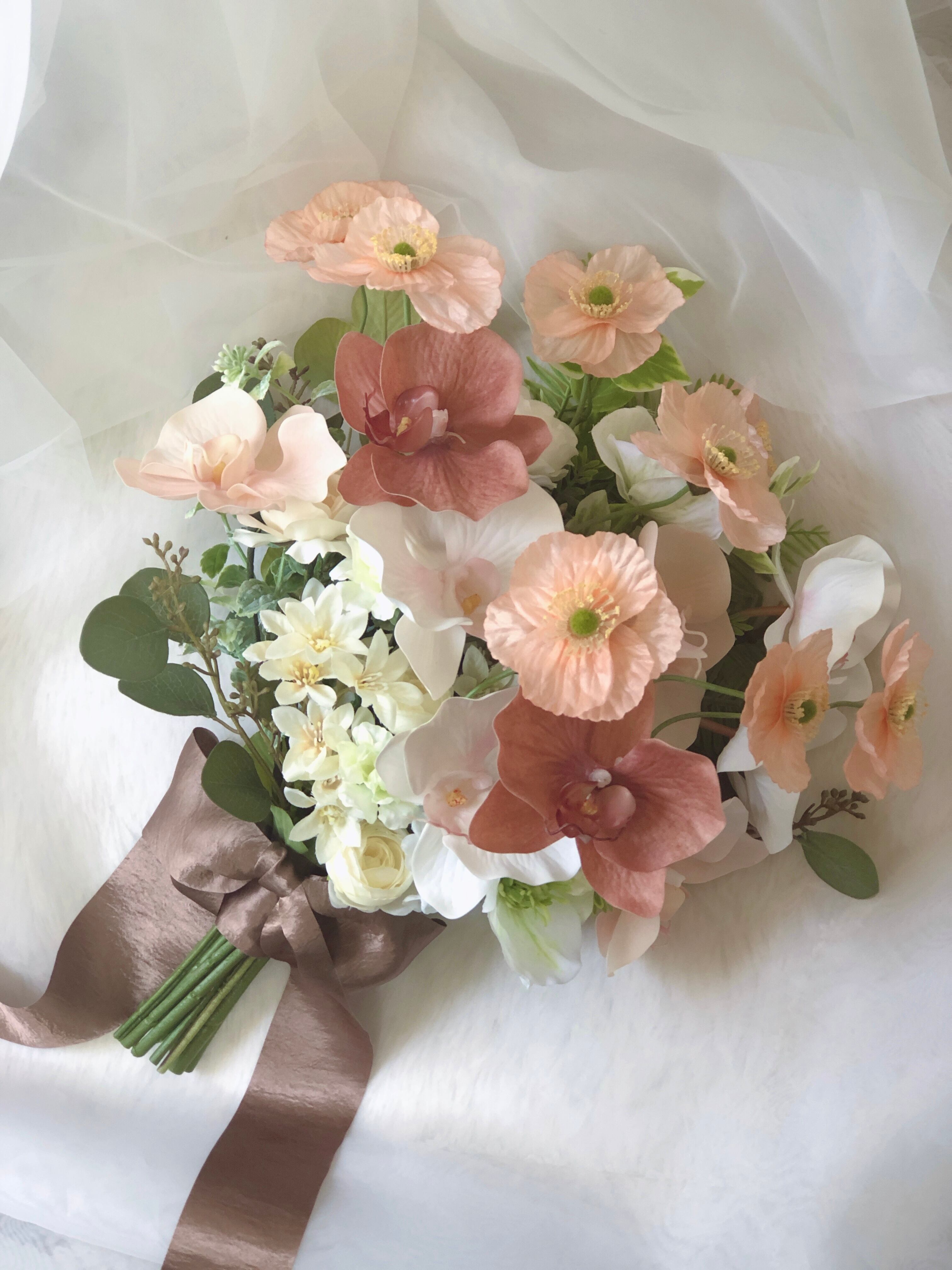 ポピーと胡蝶蘭のブーケ、ブートニア2点セット | Atelier sherry 