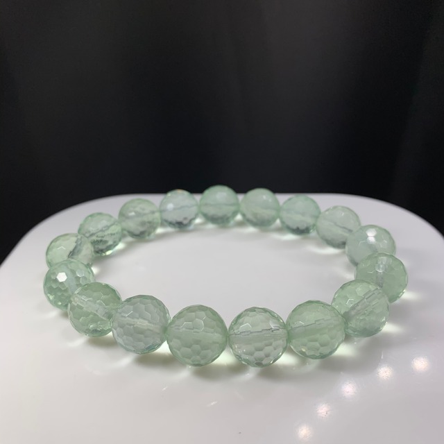 4.優しい色合いミントグリーンフローライトブレスレット