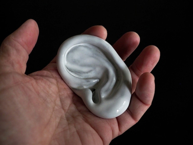 Etrange petite piece 401  耳のオブジェ