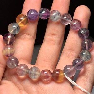 no2.透明度有り、色味が濃く多彩なグラデーションフローライトブレスレット