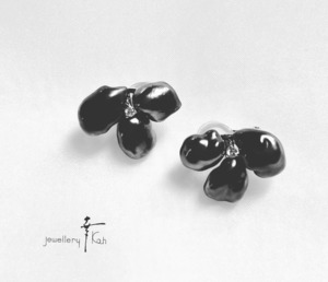 K18 W/G Natural Black Pearl Earrings
