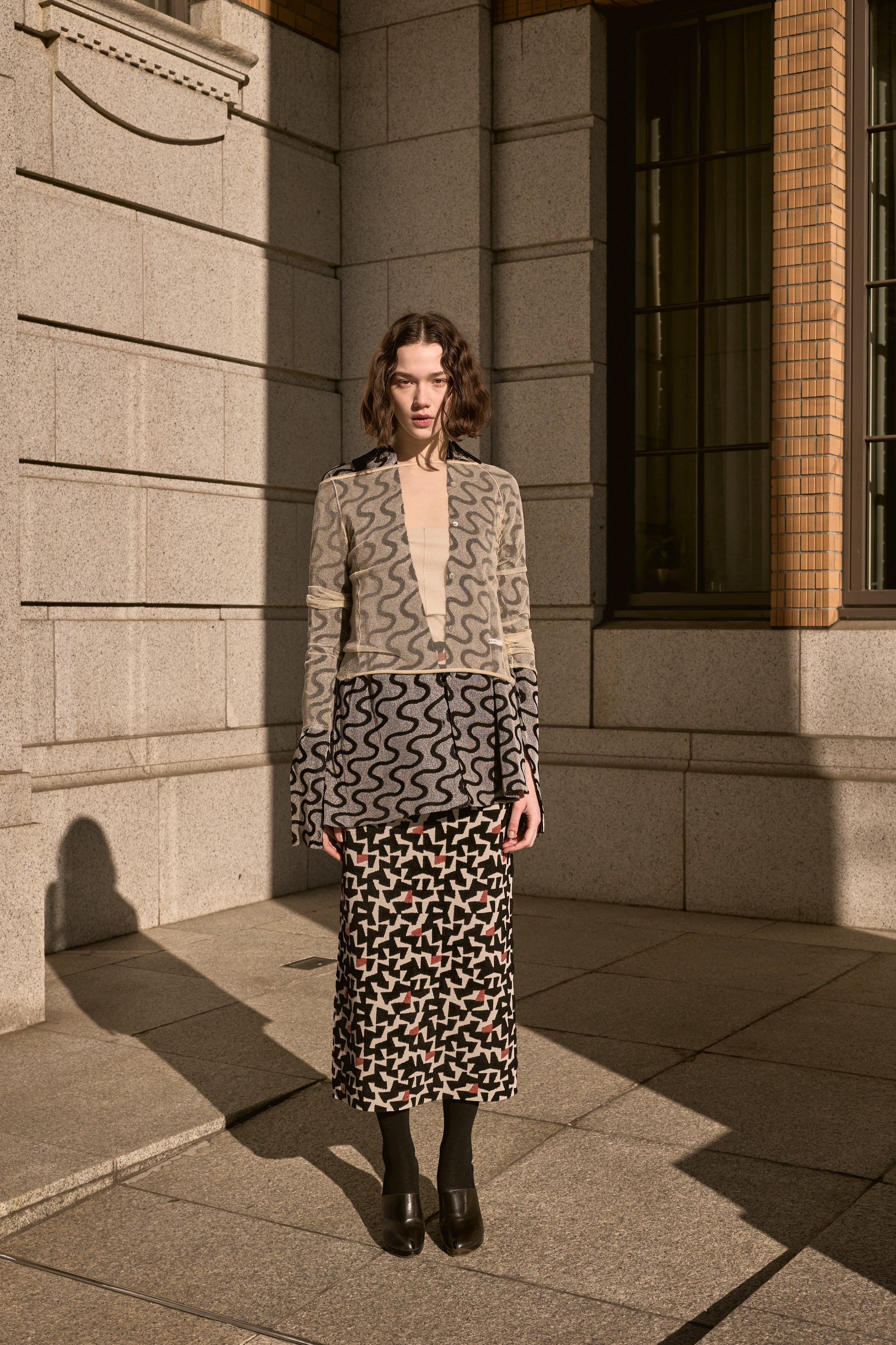 SHINY WAVY PATTERN KNIT SHIRT 25AWAC-012 BLACK | A CCORDION