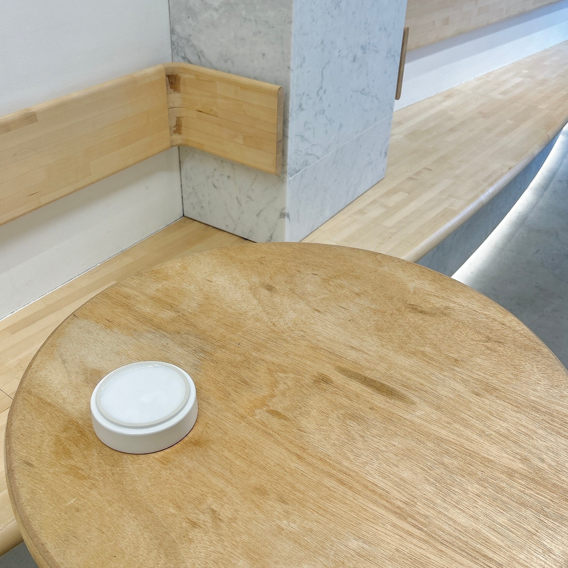 灰皿ホワイト | 令和ロマンのご様子