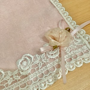 薔薇とリボンが可愛い タオル生地ハンカチ 透明ケース入り 白＆ピンク
