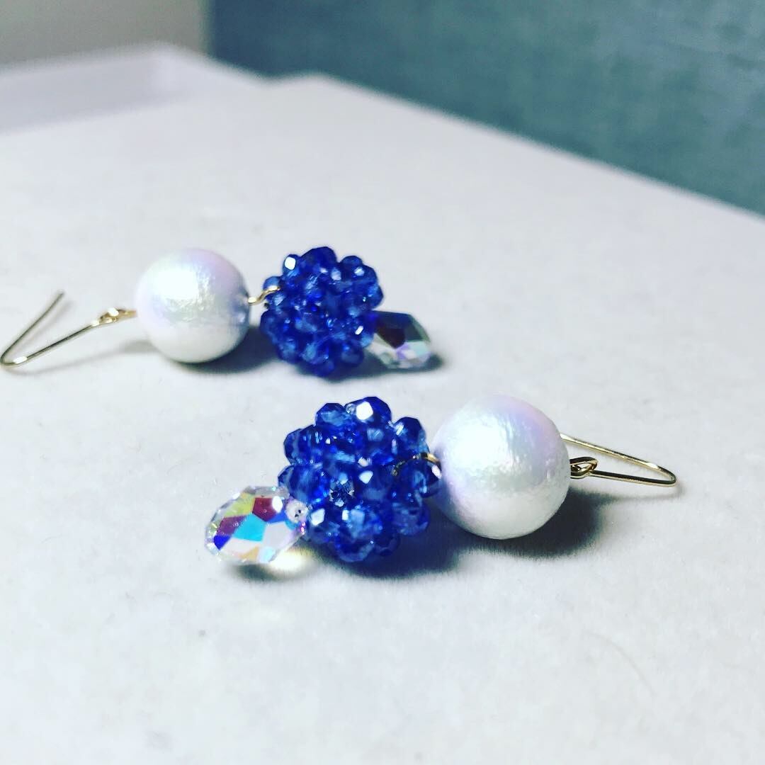 0046:サファイアブルーとスワロフスキー・コットンパールの贅沢ピアス