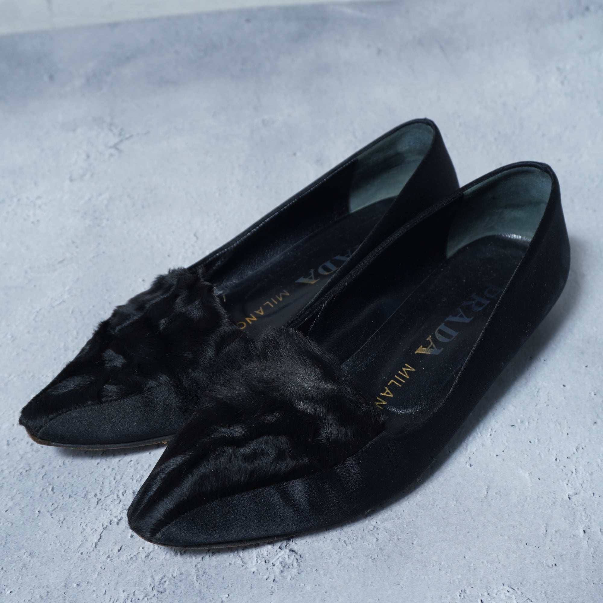 PRADA】ポインテッドトゥファーフラットシューズ black | MIXHIVE