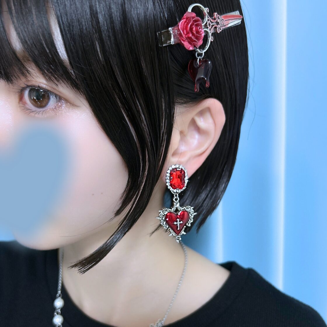 暗闇で輝く薔薇とクロスハートのピアス・イヤリング｜ハートピアス