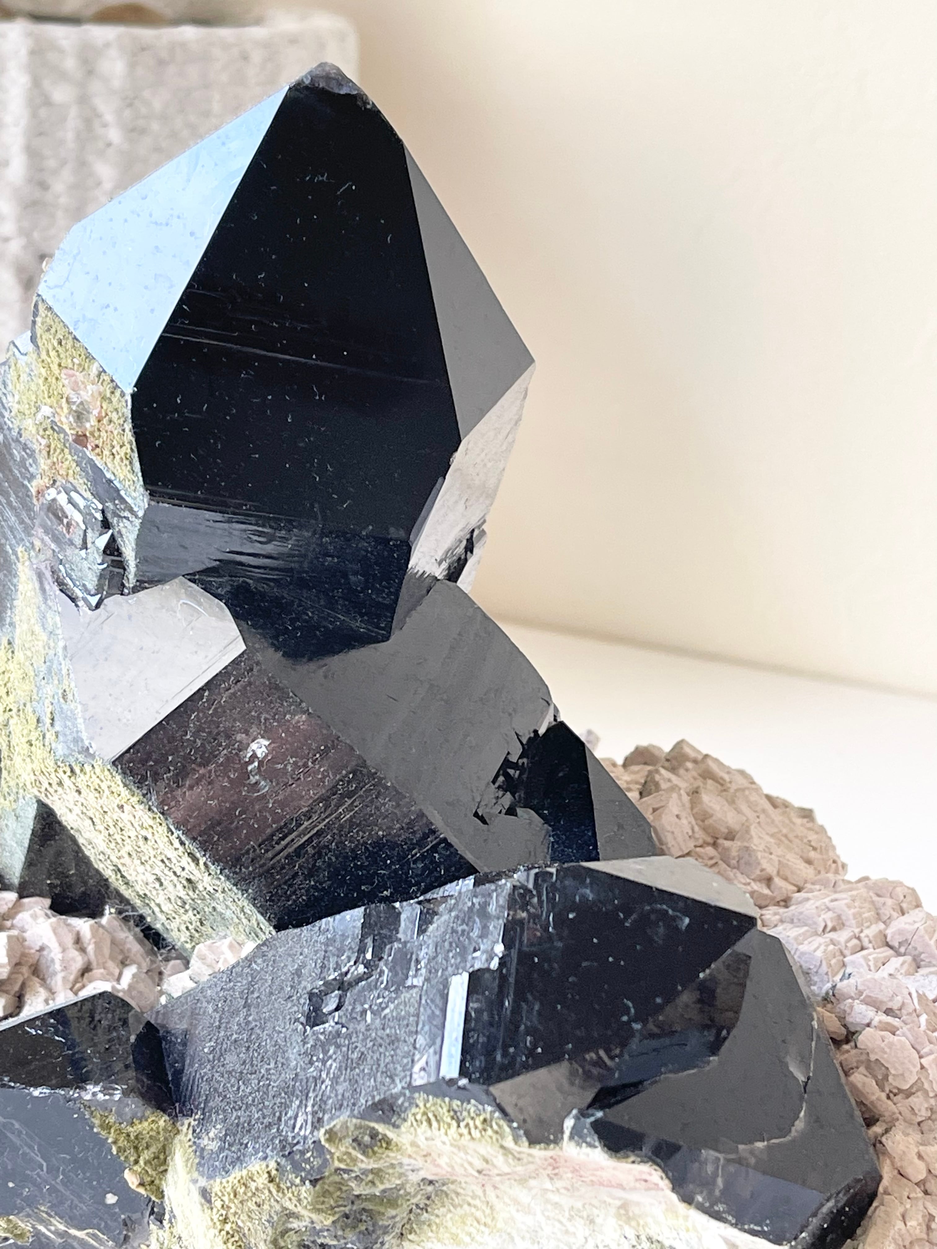 山東省産母岩付き黒水晶(モリオン)