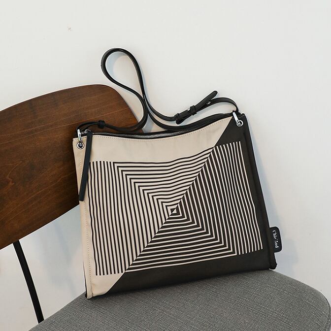 バッグ レディース トートバッグ マザーズバッグ 肩掛けバッグ 手持ちカバン パーティーバッグ レディースバッグ 収納 大容量 A4 肩がけ 肩掛け 手持ち スクエア型 四角 油絵 絵画 かわいい 大人可愛い 上品 エレガント 清楚 おしゃれ 綺麗 お嬢様 おとな こなれ感 キュート ガーリー 個性的 アンティーク 抜け感 ボタニカル 水彩 花 OL 通勤 学生 通学 デート お出かけ 女子会 送料無料 大きめ 大きい ブラック ベージュ 春 夏 秋 冬 シーズンレス 20代 30代 40代 50代