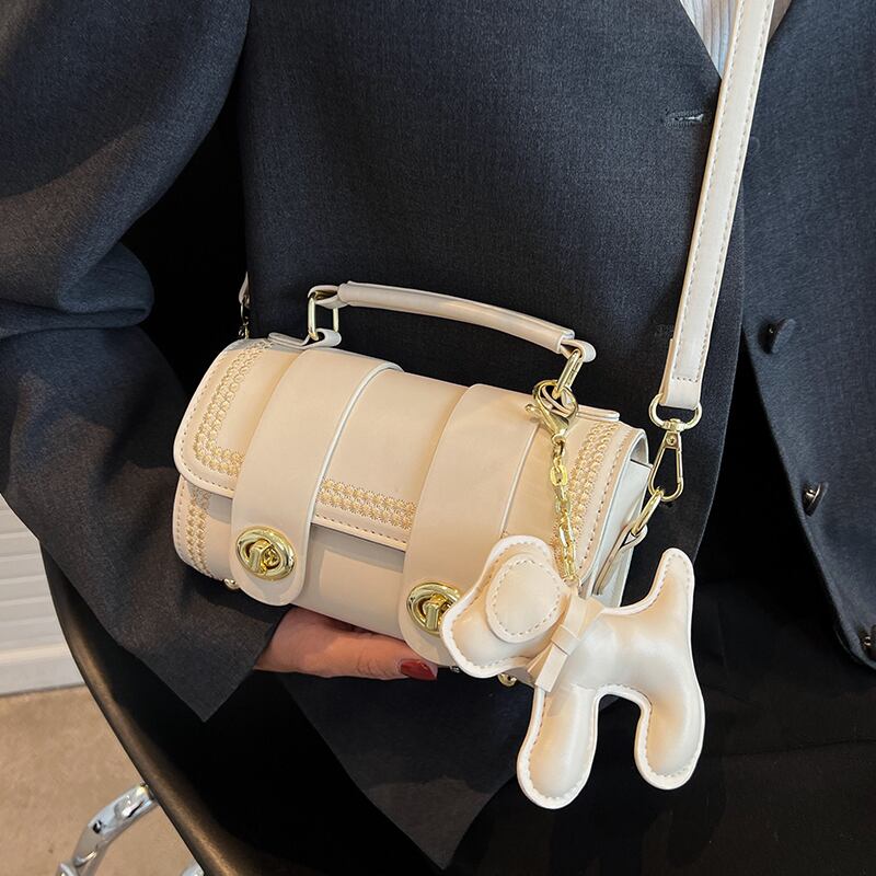 バッグ レディース ショルダーバッグ ハンドバッグ 3カラー 斜めがけバッグ 肩掛けバッグ 3way 収納 斜めがけ 斜め掛け 肩がけ 肩掛け 手持ち コンパクト ショルダー チャーム付き ファスナー チャーム PU かわいい 大人可愛い きれいめ シンプル おしゃれ お洒落 ナチュラル ラブリー キュート 個性的 レトロ モダン 無地 犬 わんちゃん OL 通勤 学生 通学 デート お出かけ 女子会 休日 旅行 散歩 韓国 カフェ 送料無料 カーキ ホワイト ブラック 10代 20代 30代 普段使い