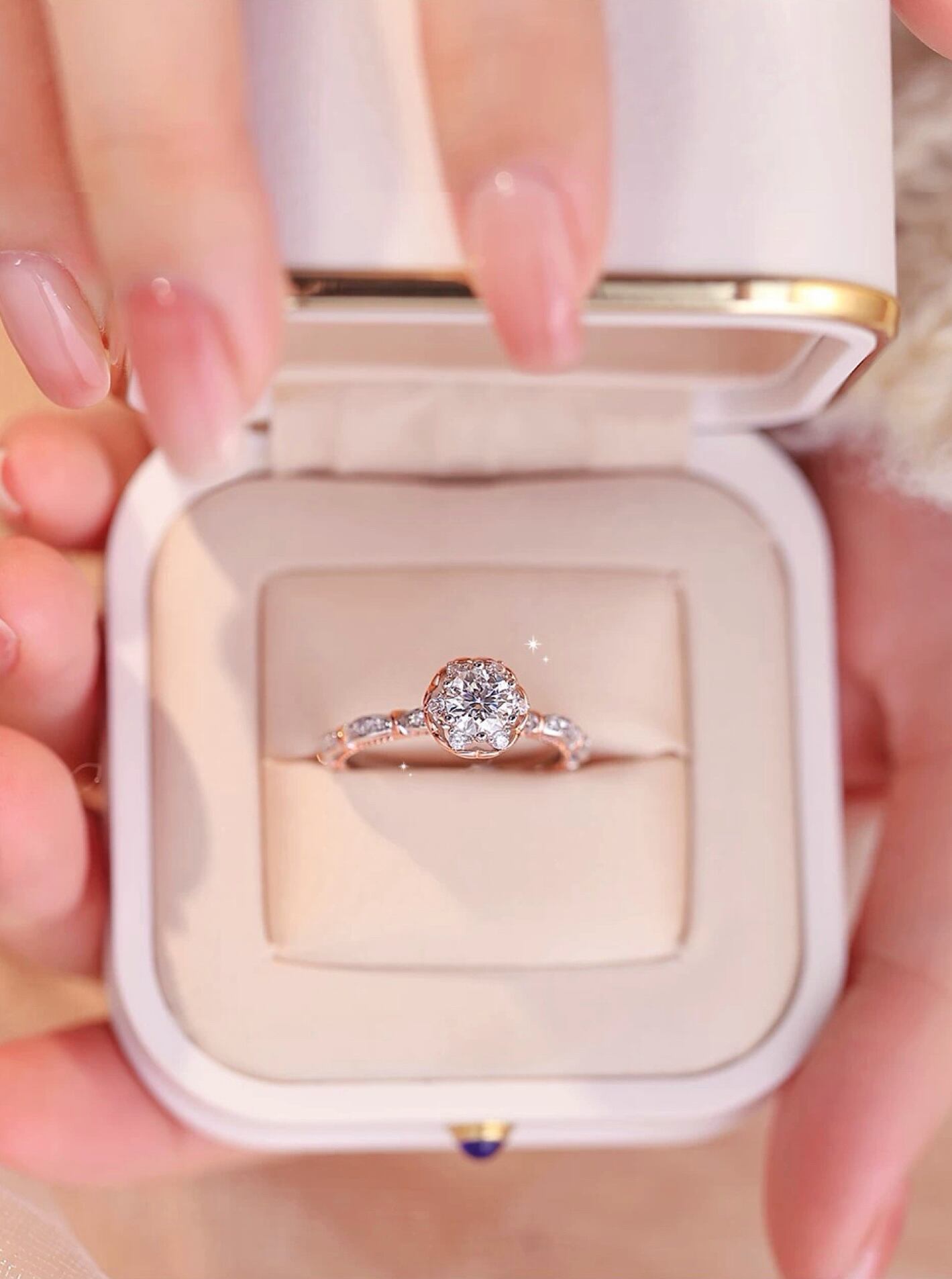フラワー モアサナイト 花 2カラー キラキラ 0.6ct ゴージャス