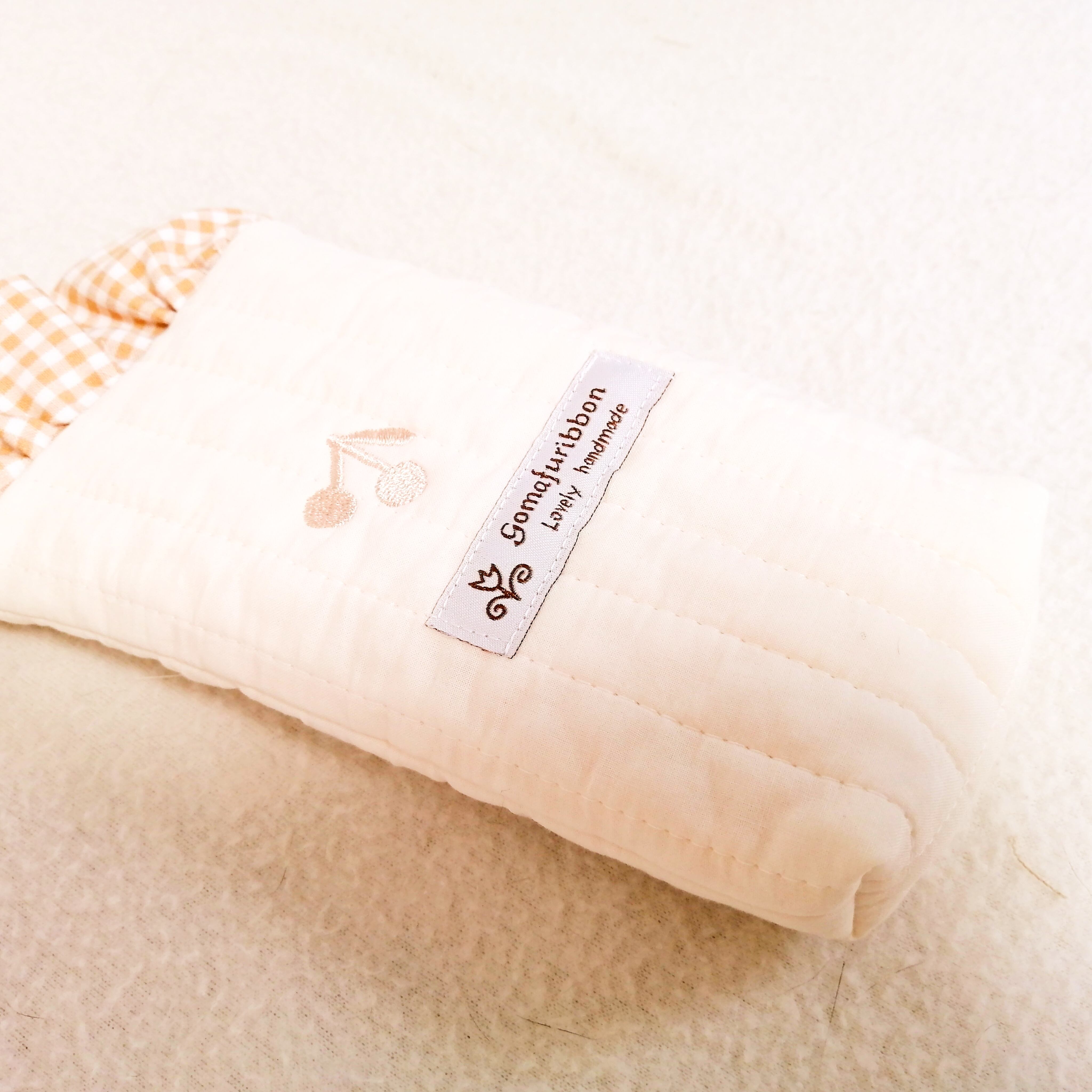 ほんわりフリルのめがねポーチ ヌビキルト バネ口 ギンガムチェックフリル アイボリー ゴールドさくらんぼ