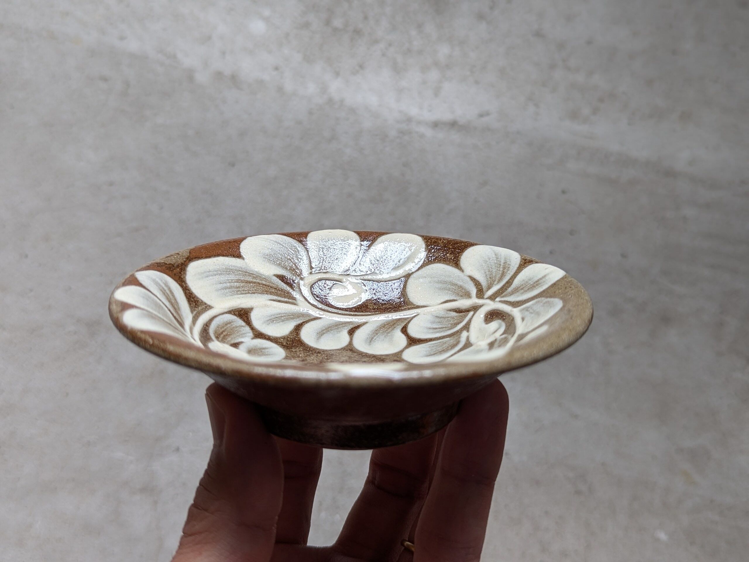 やちむん 皿3.5寸（イッチン） | 仲間陶房 | inoya | Basic Life Store