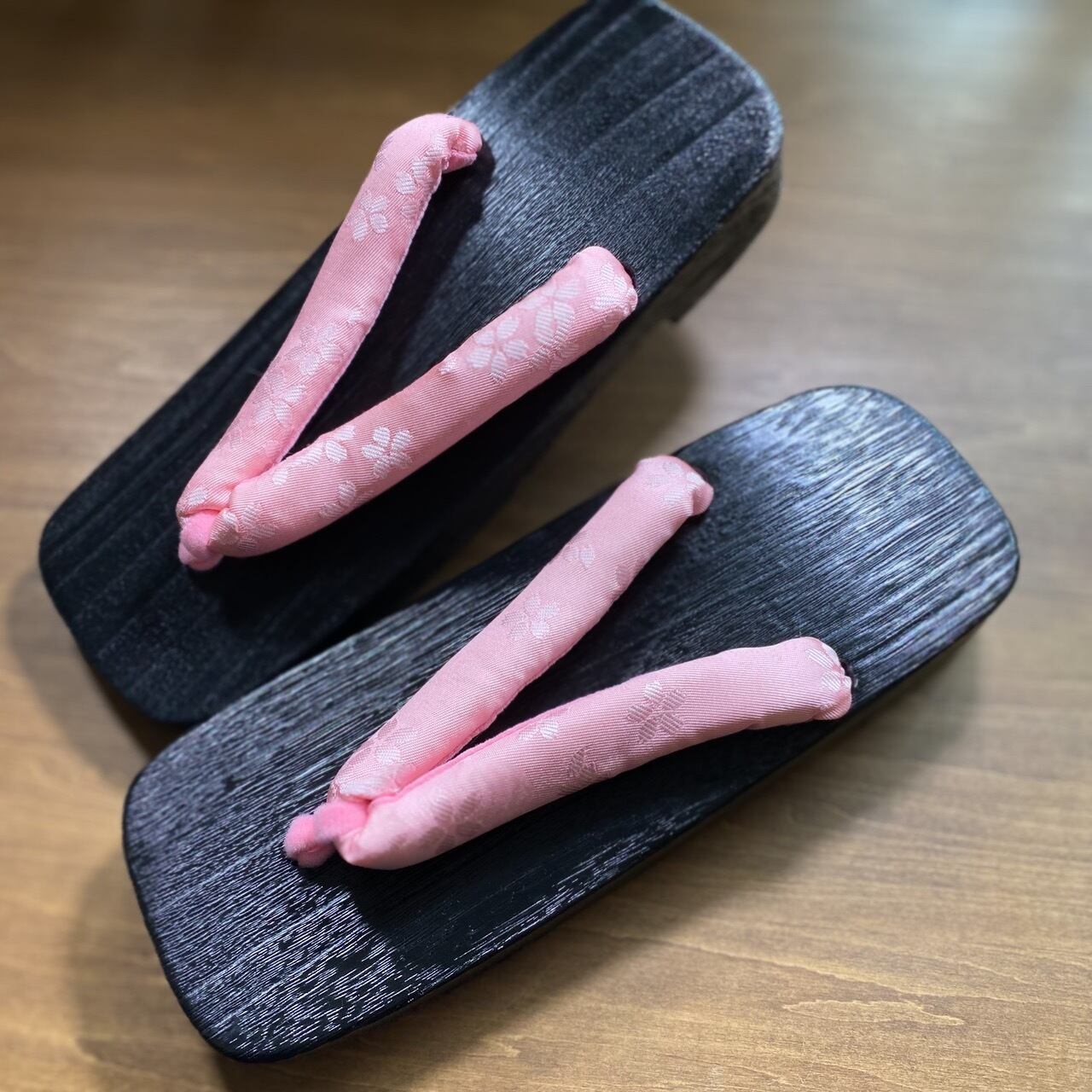 【 送料無料 】オーバーサイズだから履きやすい♪『サクラ』角下駄( "SAKURA" WOODEN SANDALS ) PINK SIZE:LL 27cm MEN'S/LADY'S 男女兼用 和装小物 着物雑貨 和洋折衷コーデ 和コーデ 和柄 和風 祭 お散歩 お出かけ 花火大会 日本土産 着物 浴衣 サンダル ビッグサイズ