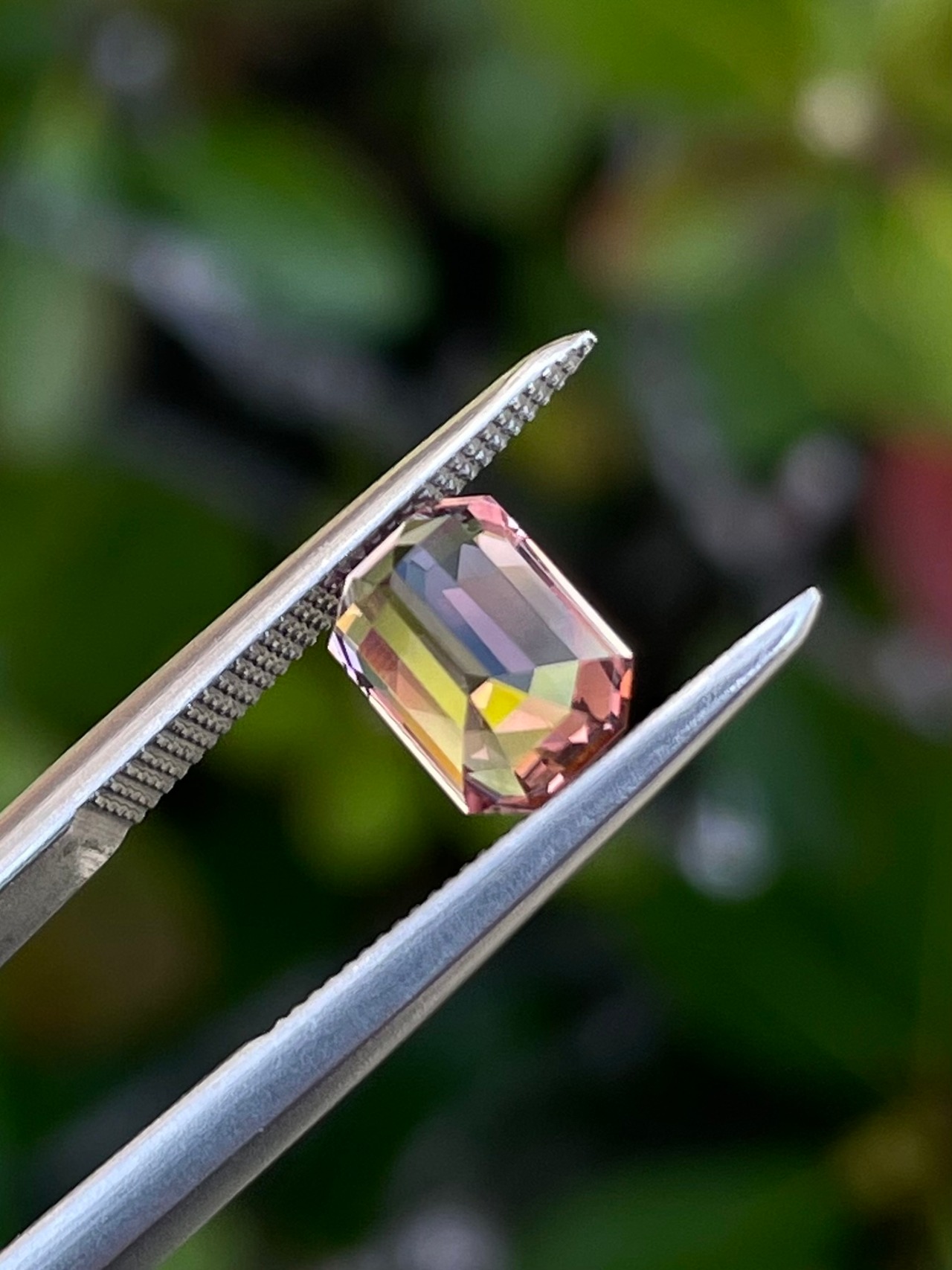 グラデーションカラーピンクトルマリン 7.5x5.3mm, 1.36ct, ナイジェリア産