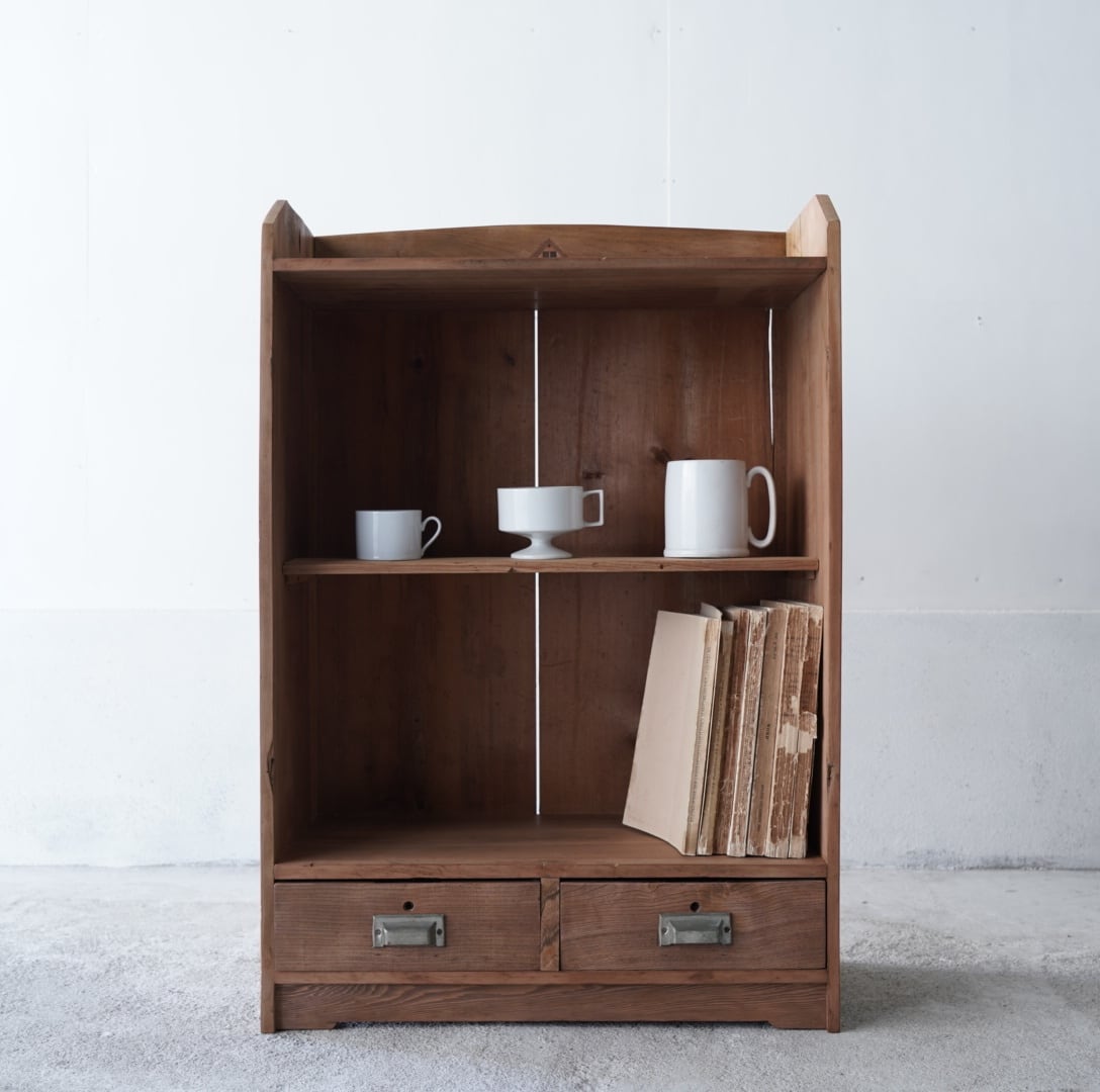 引き出しのついた木製棚