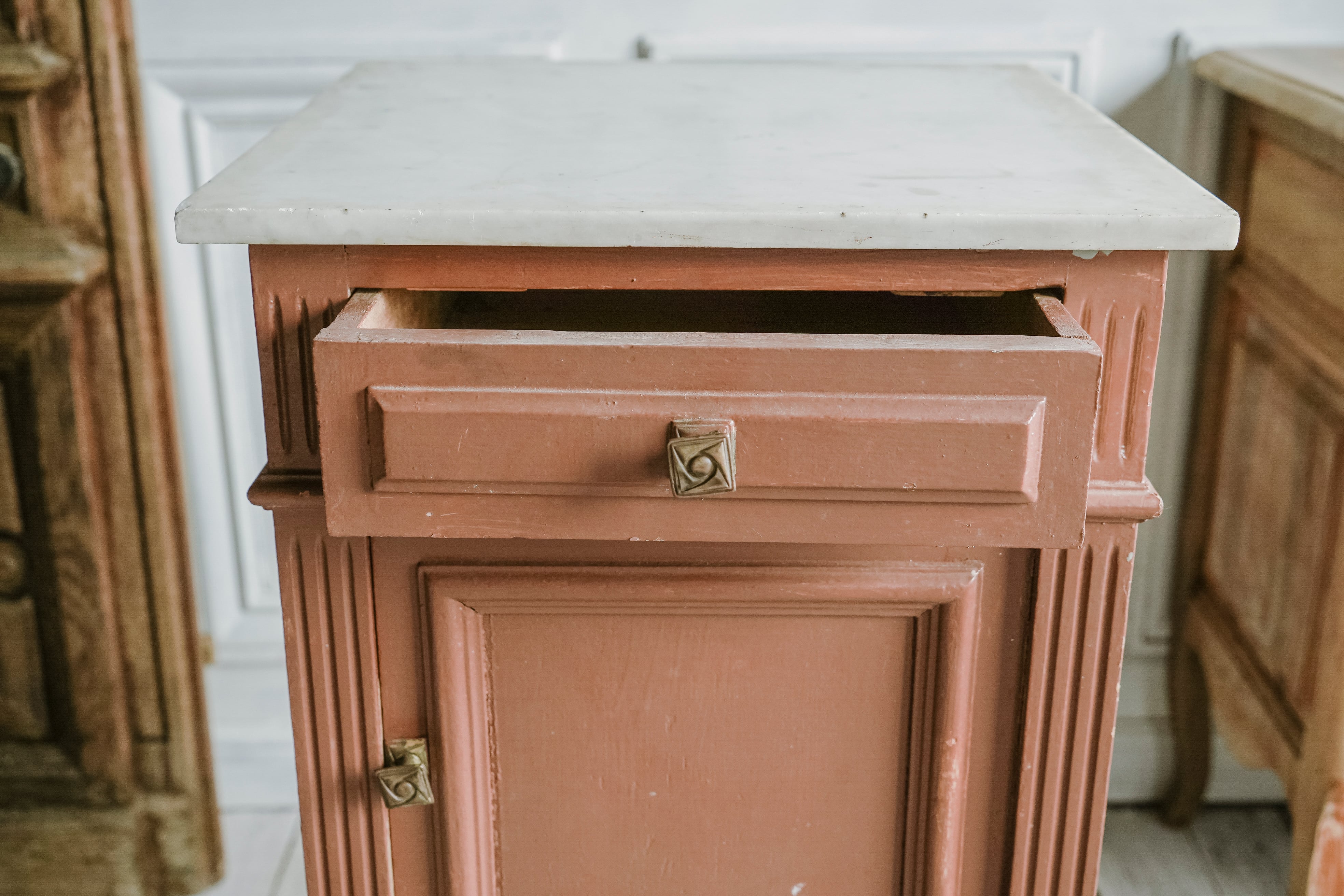 KOSUGA サイドテーブル シェルフ 3段ラック 花台 飾り台 サイドチェスト サイドチェスト/ベッドサイドテーブル/ディスプレイ棚/花台/空間装飾