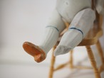 ピンクリボンの少女　JAPANビスク（左脚欠損、割れあり） 画像9