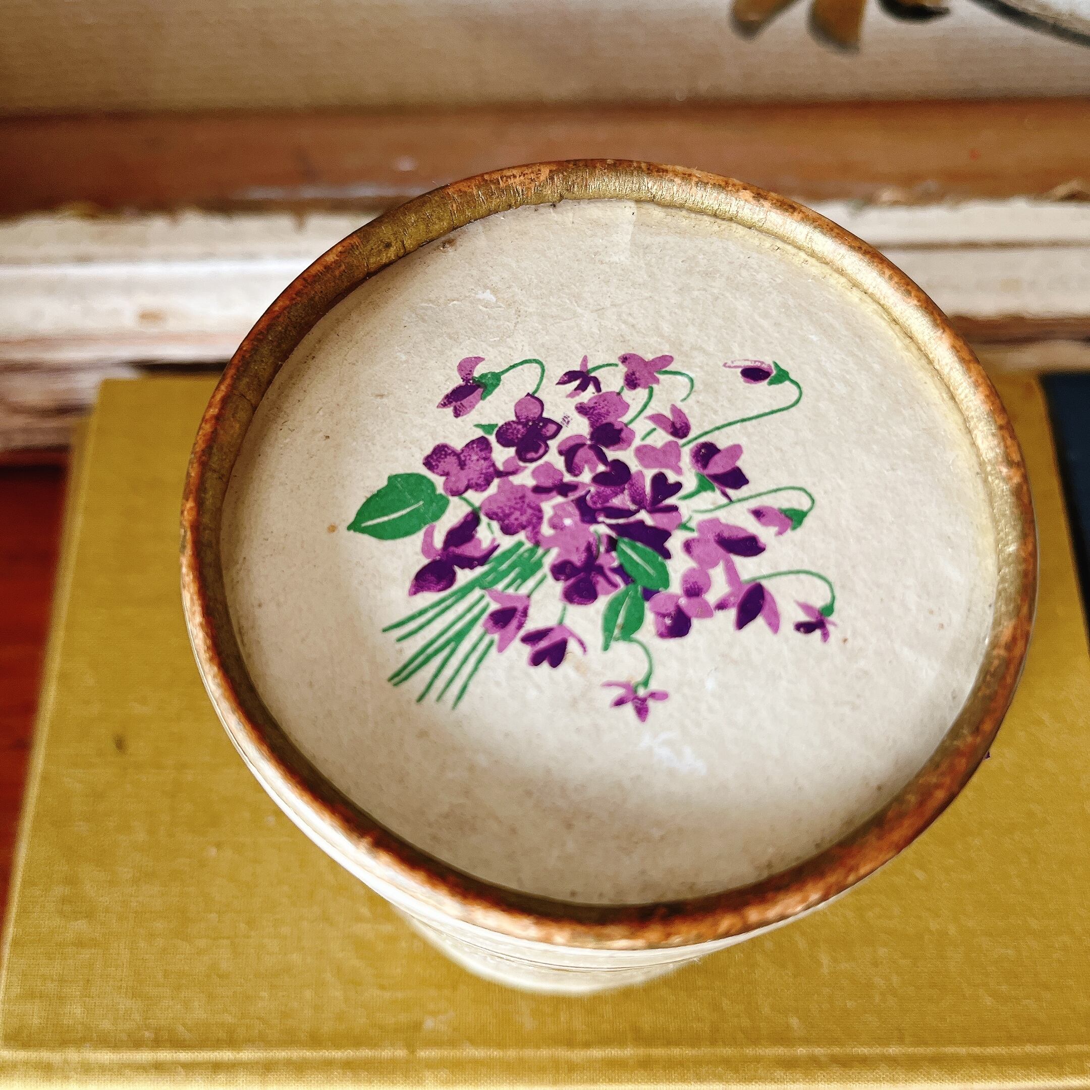 フランス スミレの香水のBOX | gc.brocante