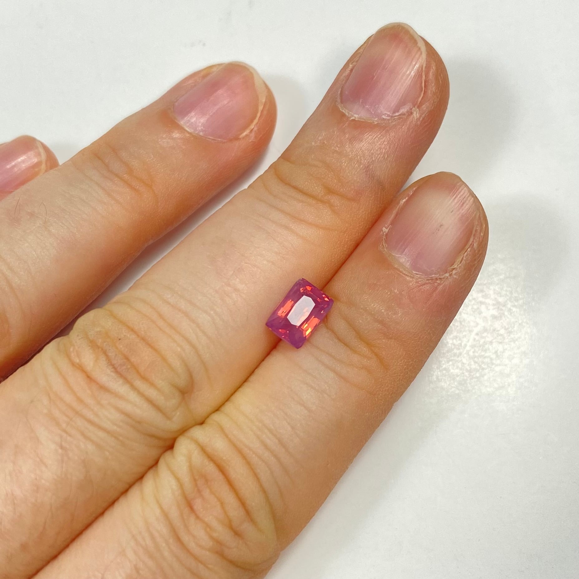 内なる光を楽しむ シルキーピンクスピネル